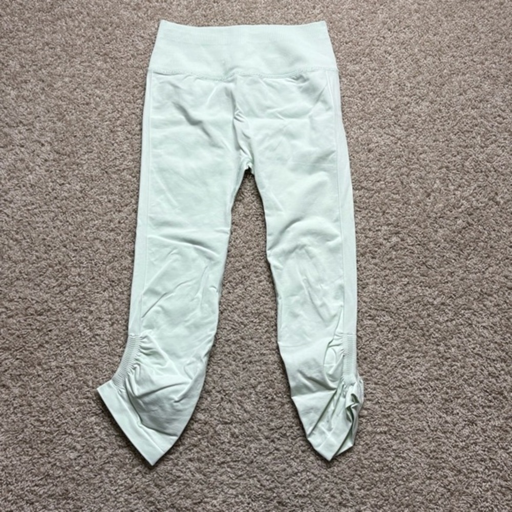 Lululemon Ebb to Street Crop 21"